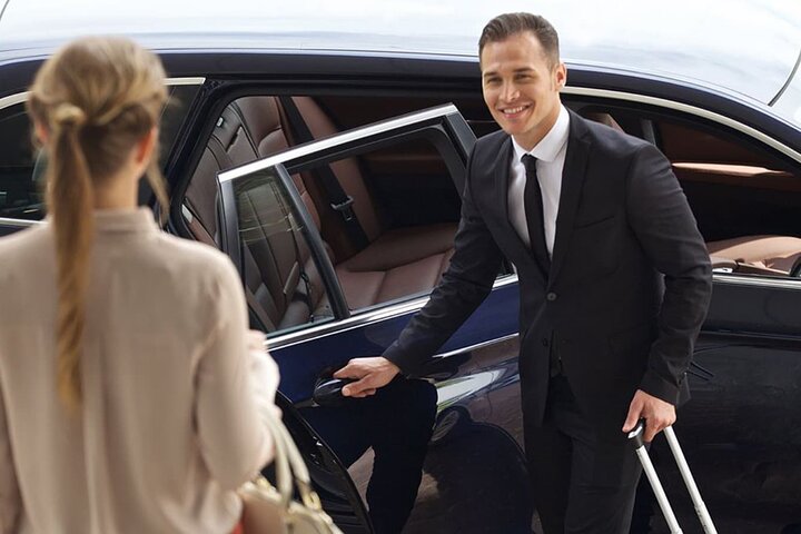 Hamad Airport Transfer Service – 24/7 Door-to-Door Transport photo 3